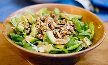 Salada de abacate com nozes